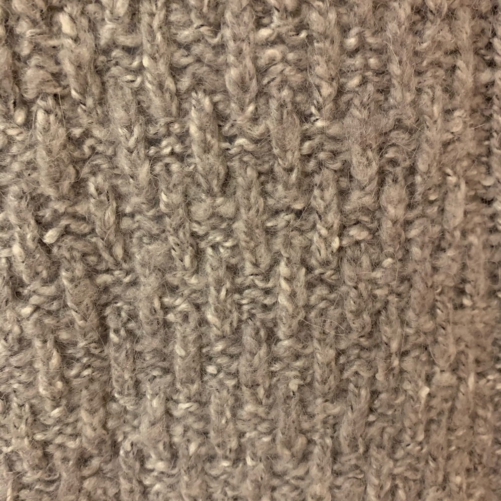 Form Flattering Short Sleeved Sweater - Picture 6 of 15